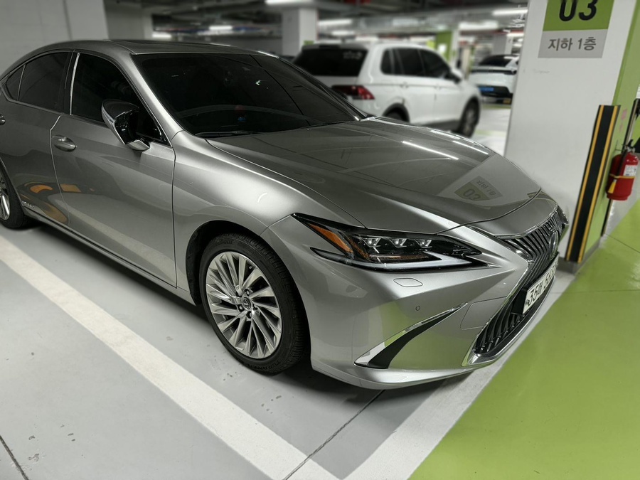 Lexus ES300h 7th Generation Executive slide photo